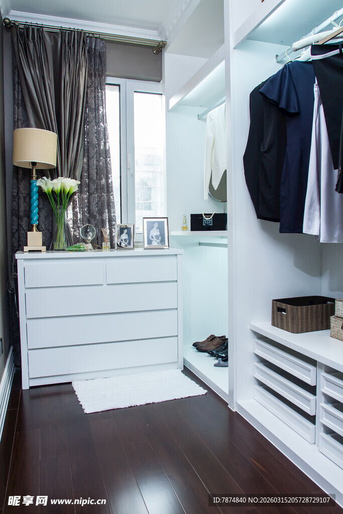 现代简约风格的精致衣帽间