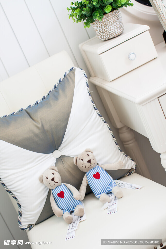 可爱小熊抱枕装点温馨角落