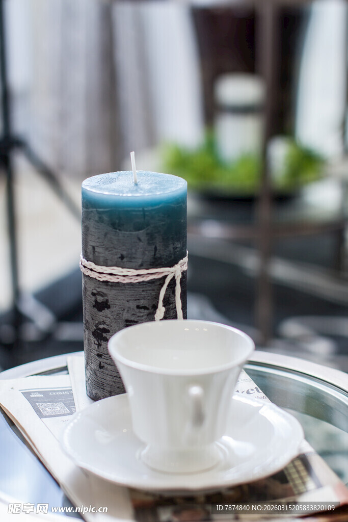 精致茶具与蜡烛的优雅组合