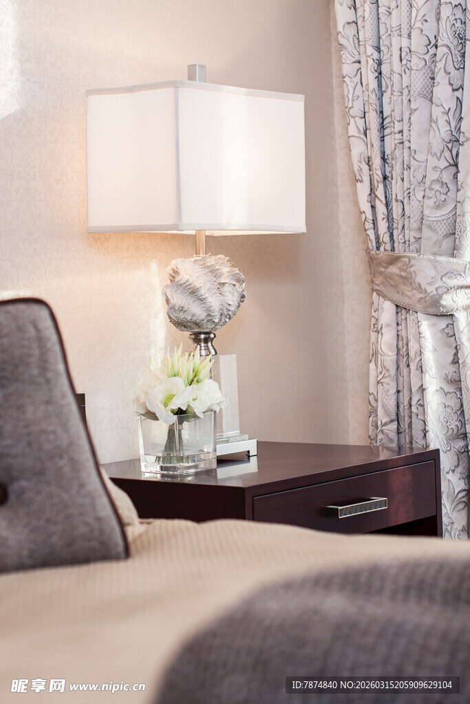 温馨卧室床头柜台灯场景