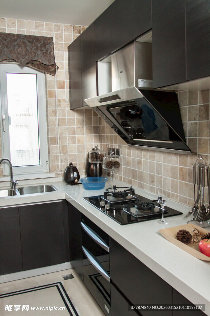 现代简约风格的厨房空间