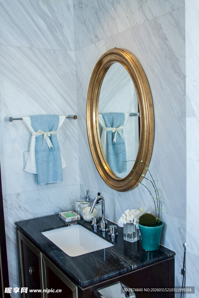 优雅金色边框浴室镜设计