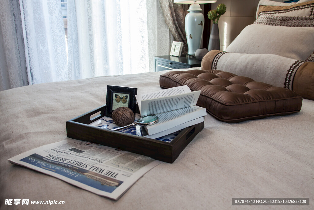 卧室床边的闲适阅读角落