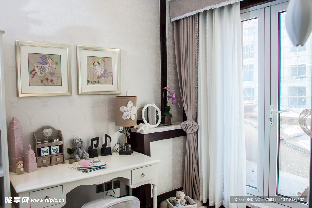 温馨简约风的窗边化妆桌