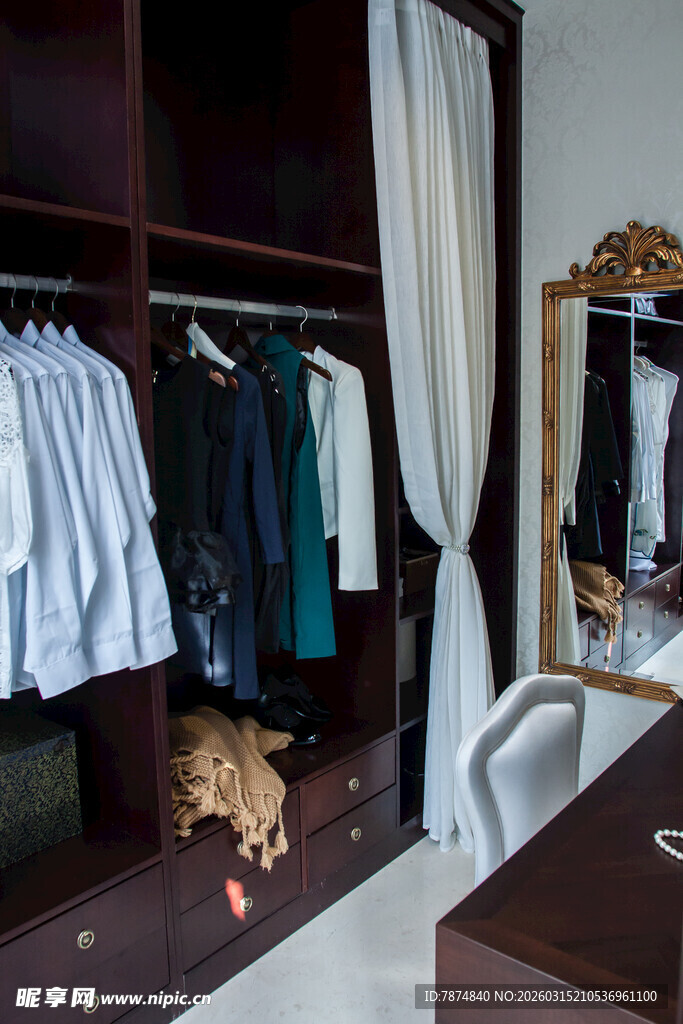 现代风格精致衣帽间一角