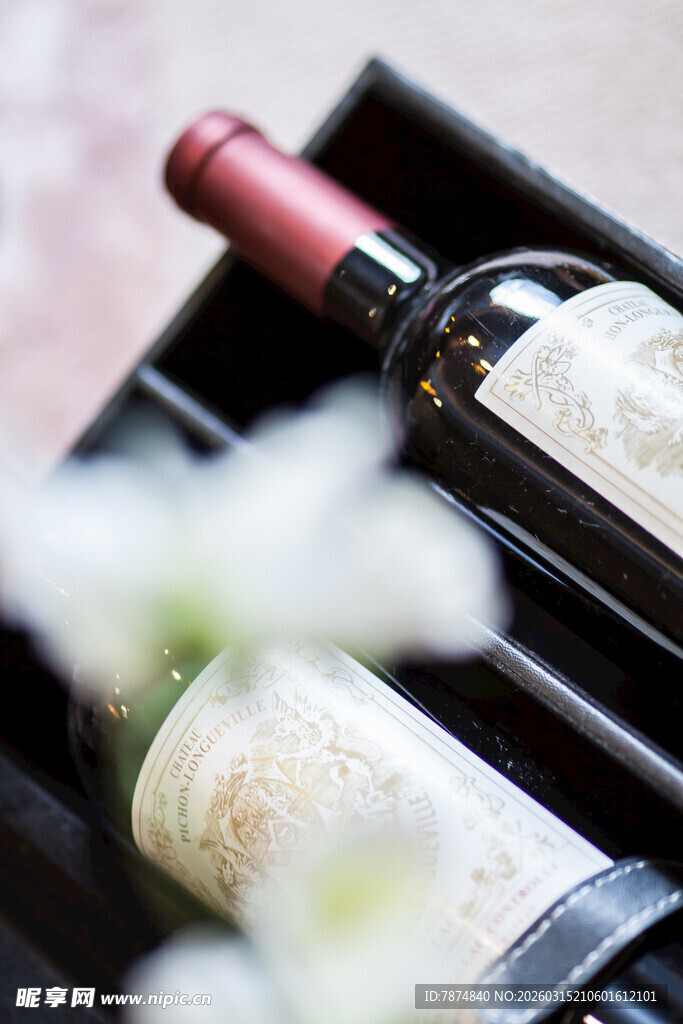 精致摆放的多瓶葡萄酒