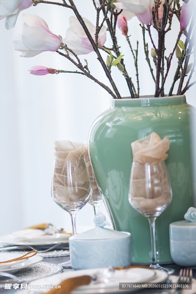 优雅餐桌布置与绿植花瓶