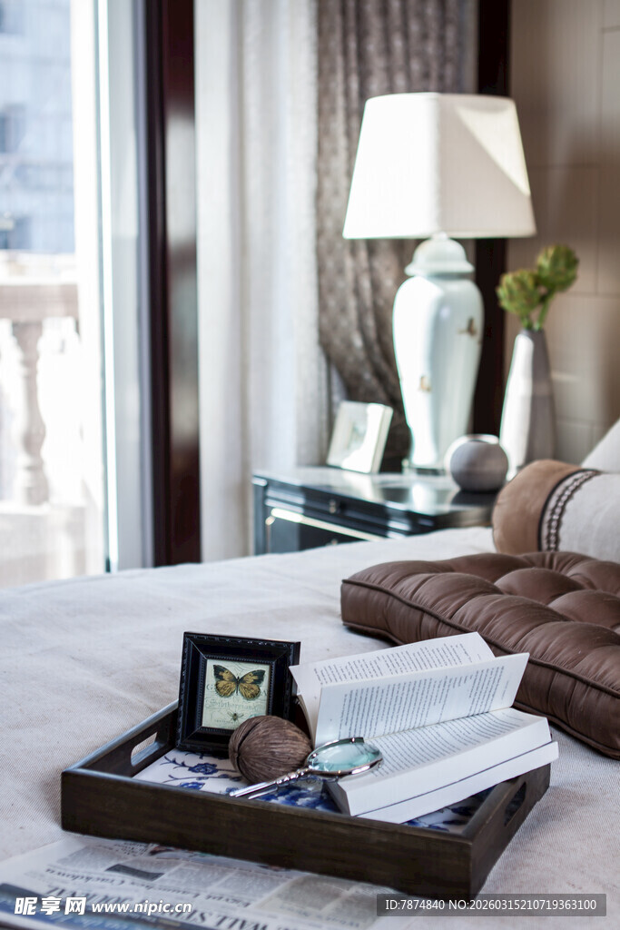 精致卧室中的惬意生活场景