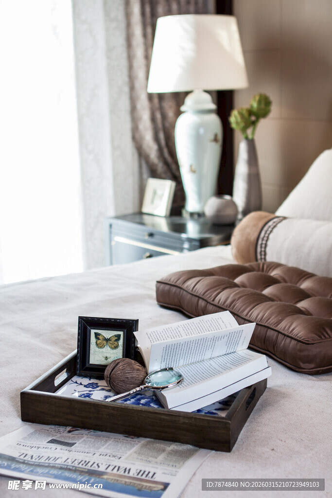 床上托盘放置物品的温馨场景