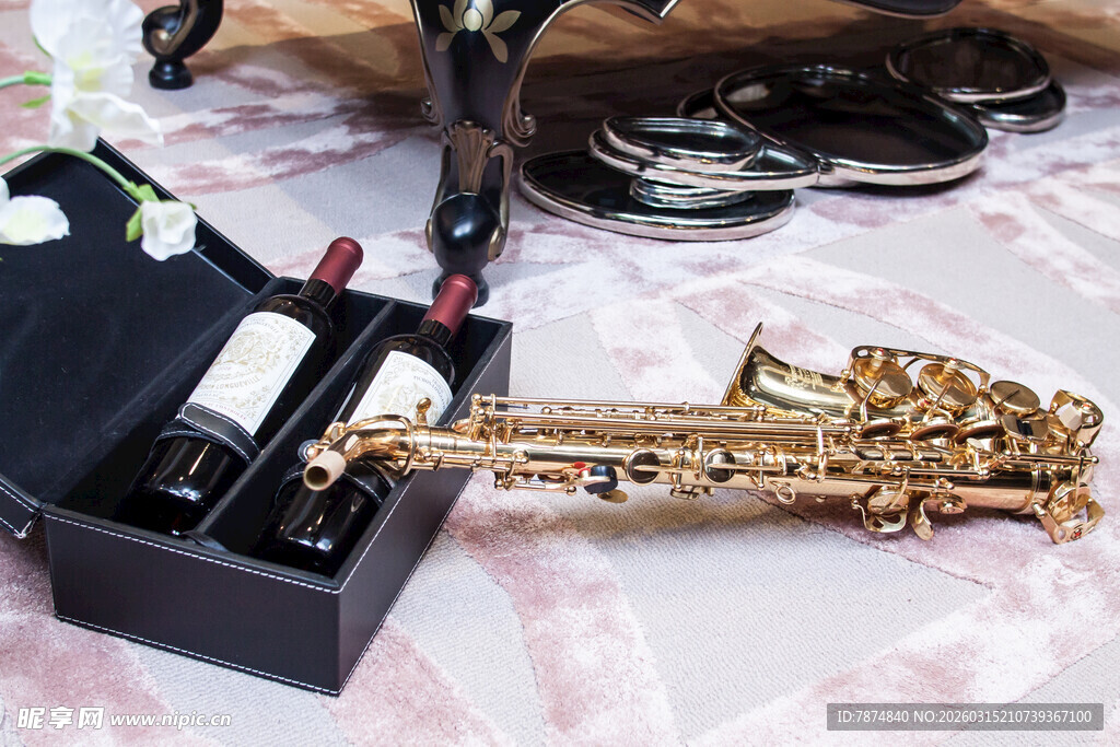 金色萨克斯置于精美盒中