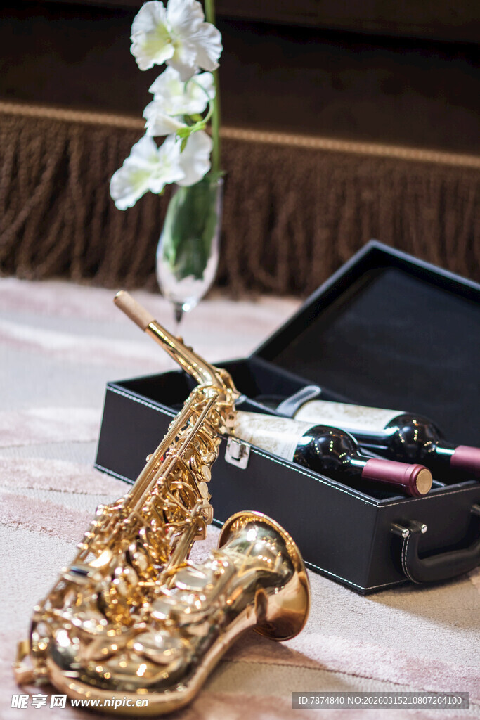 金色萨克斯与花瓶优雅组合