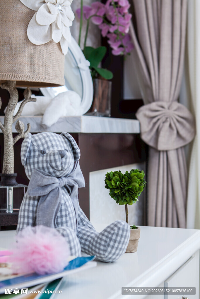 可爱玩偶装点温馨室内角落