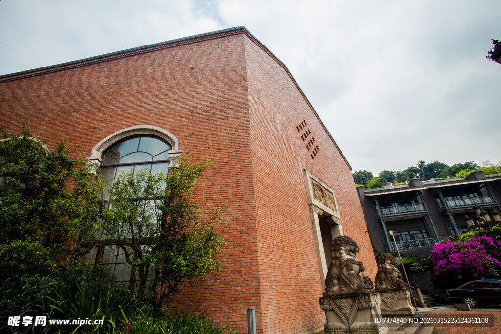 红砖建筑旁的绿植与花卉