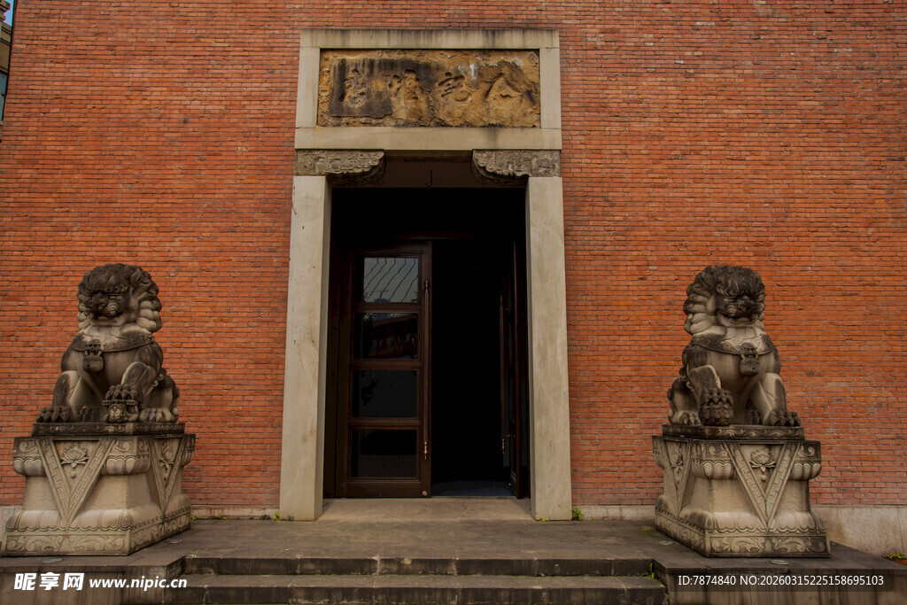 古建门前双石狮