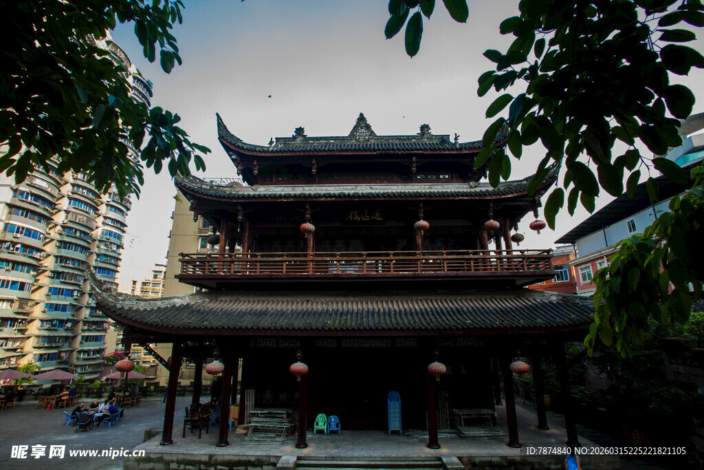 古建楼阁映于城市天际