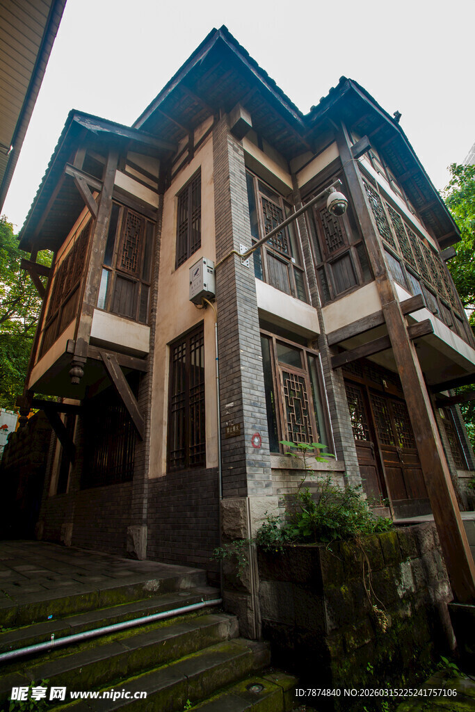 古朴别致的多层木质建筑