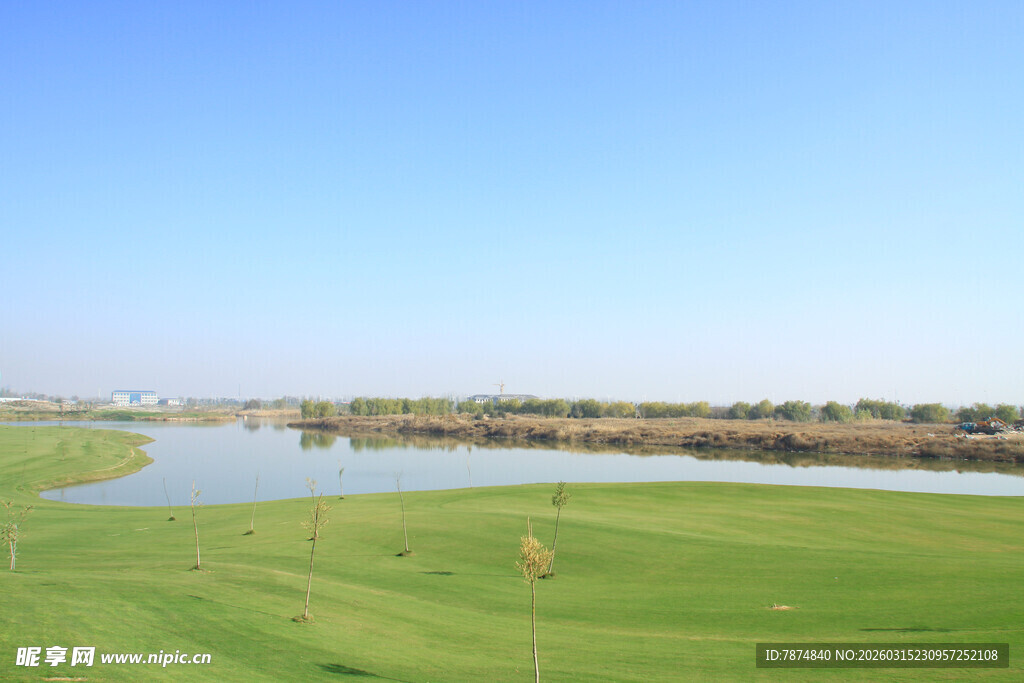 美丽高尔夫球场湖畔风光