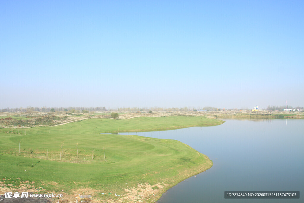 湖畔绿野风光