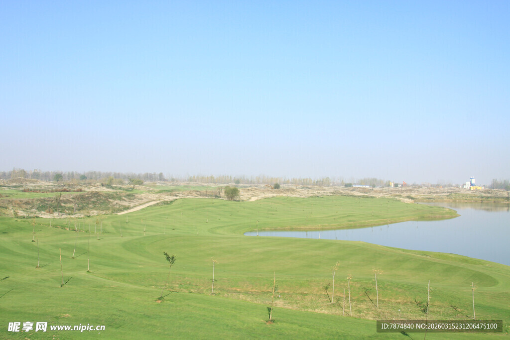 美丽高尔夫球场与湖泊景观
