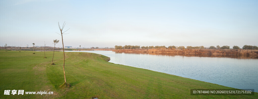 湖畔绿野风光