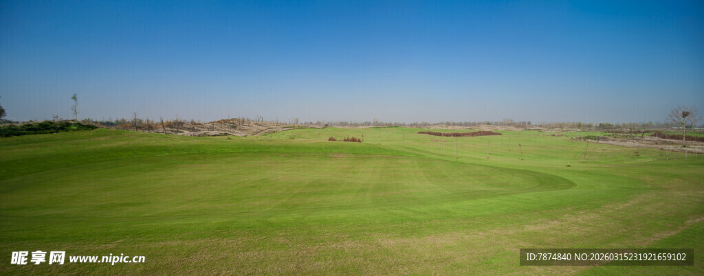 广阔绿茵高尔夫球场