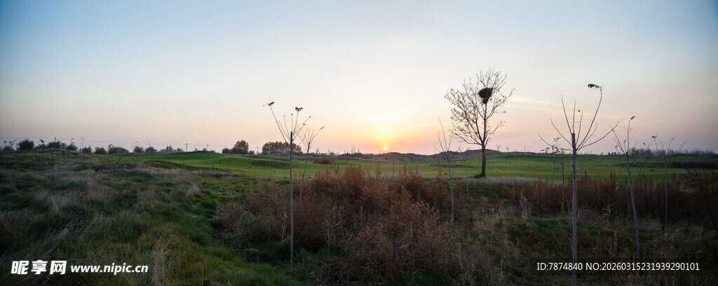 日落时分的风力发电场景