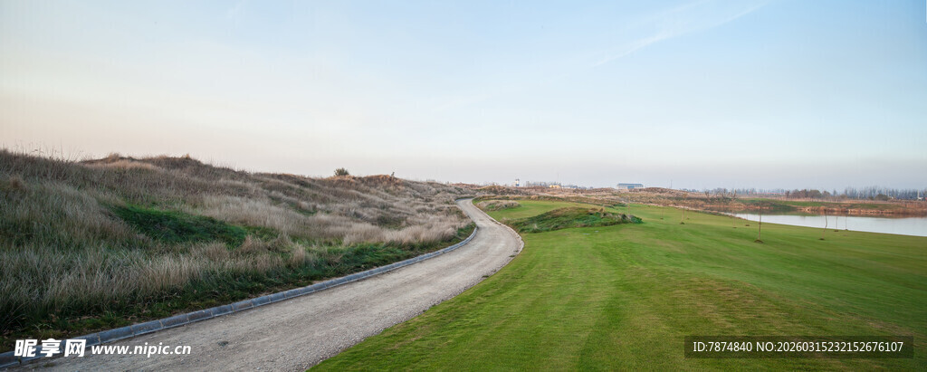 蜿蜒公路旁的广袤绿地