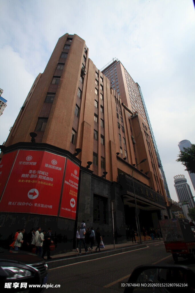 城市中矗立的棕色高楼