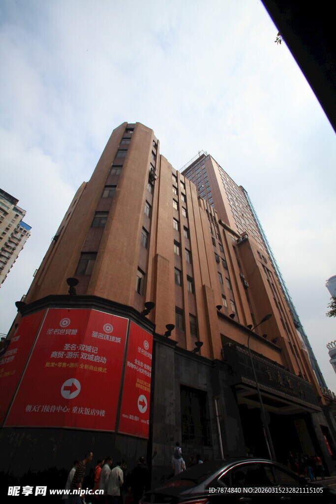 城市中高大的棕色建筑