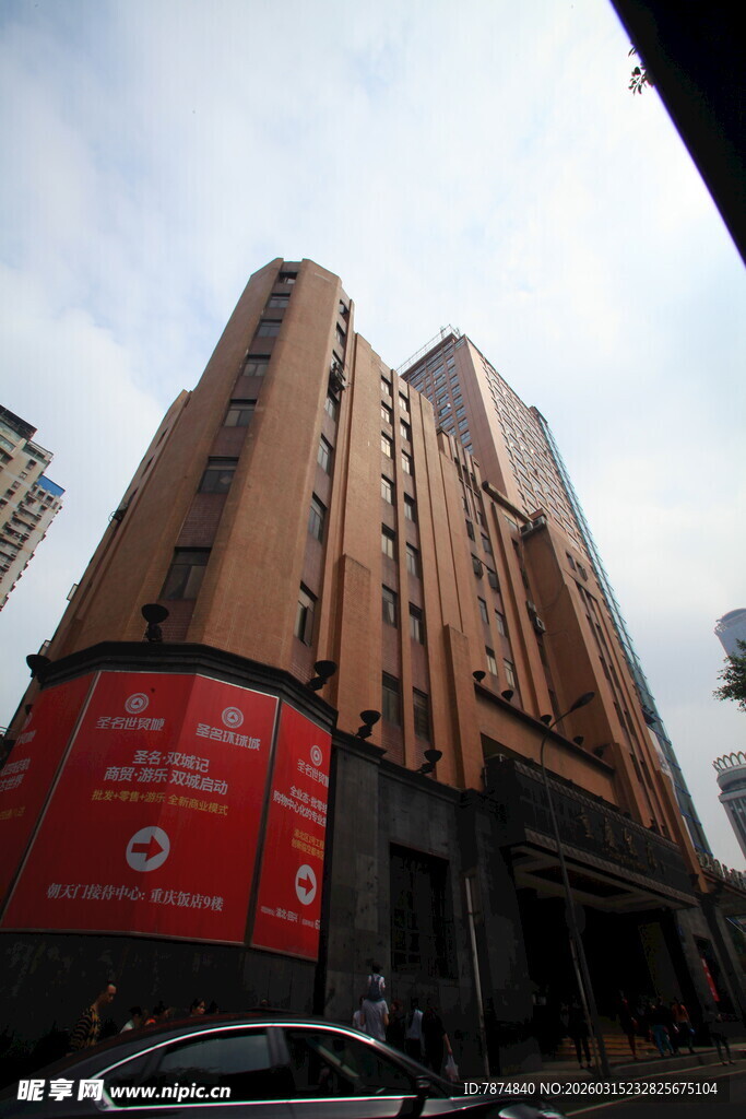 城市中矗立的多层建筑