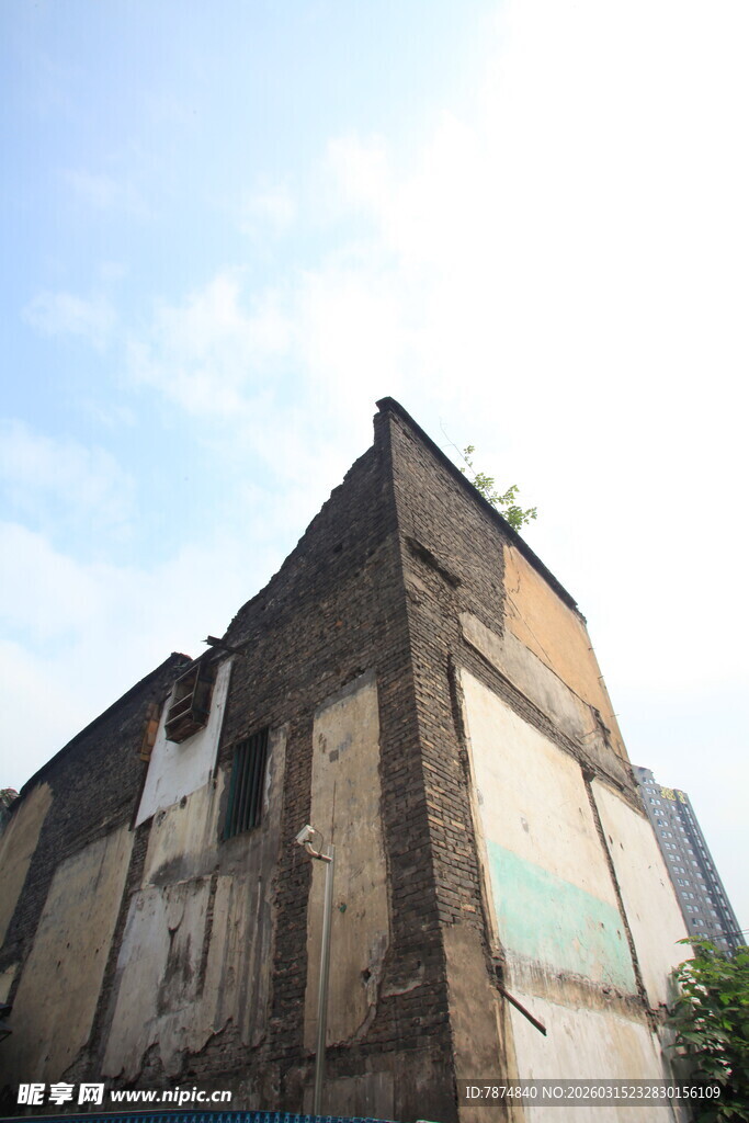 老旧斑驳的废弃建筑一角