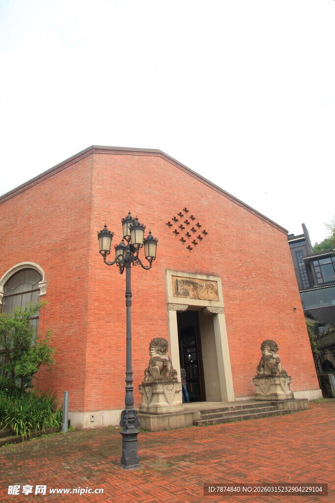 红砖建筑前的复古路灯
