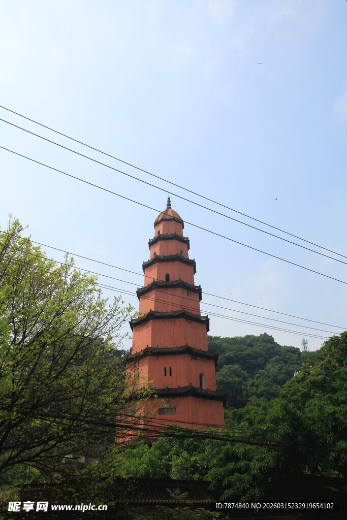 红塔矗立绿树间