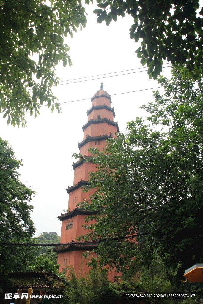 绿树环绕中的古朴宝塔