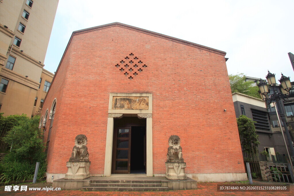 红砖建筑门前雕像景观