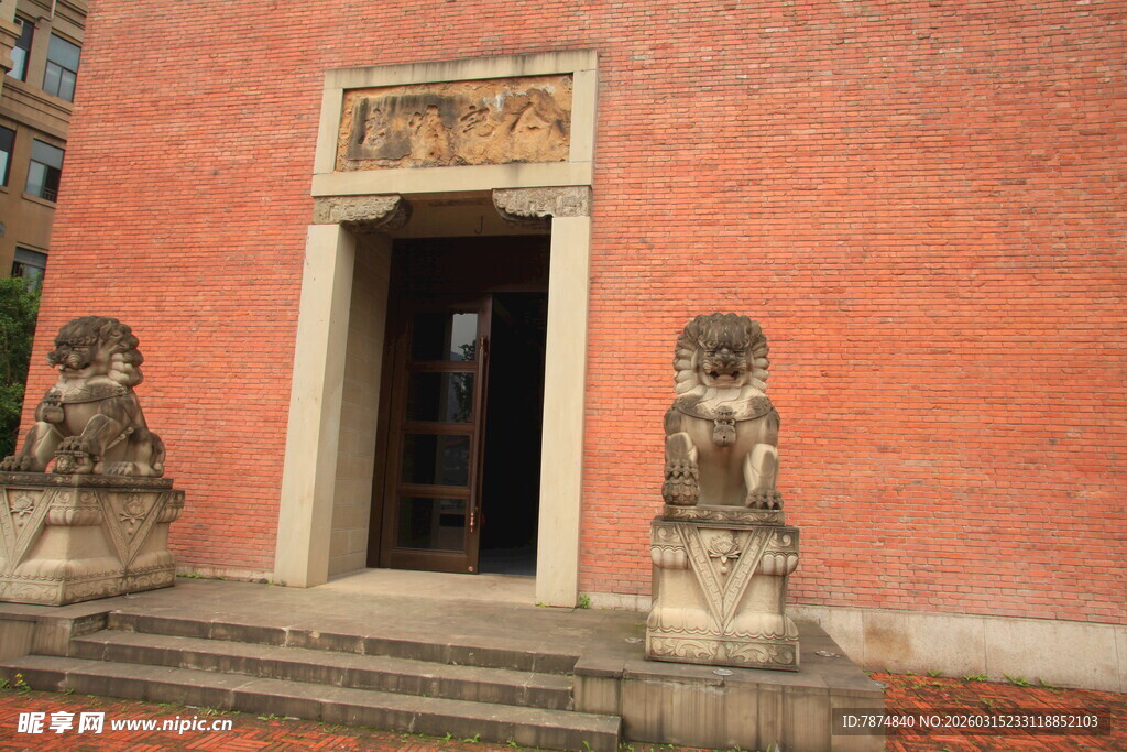 红墙石兽古建筑入口