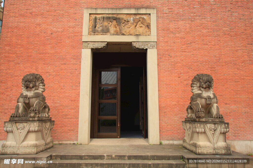 红墙门前石狮子中式建筑