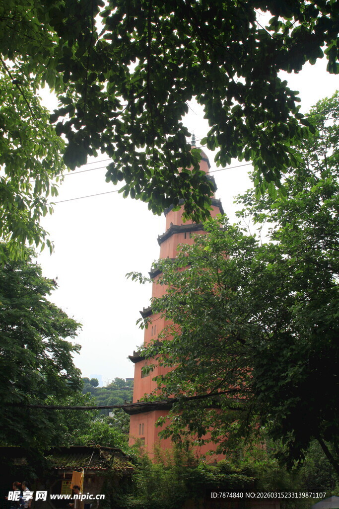 绿树环绕中的古朴宝塔