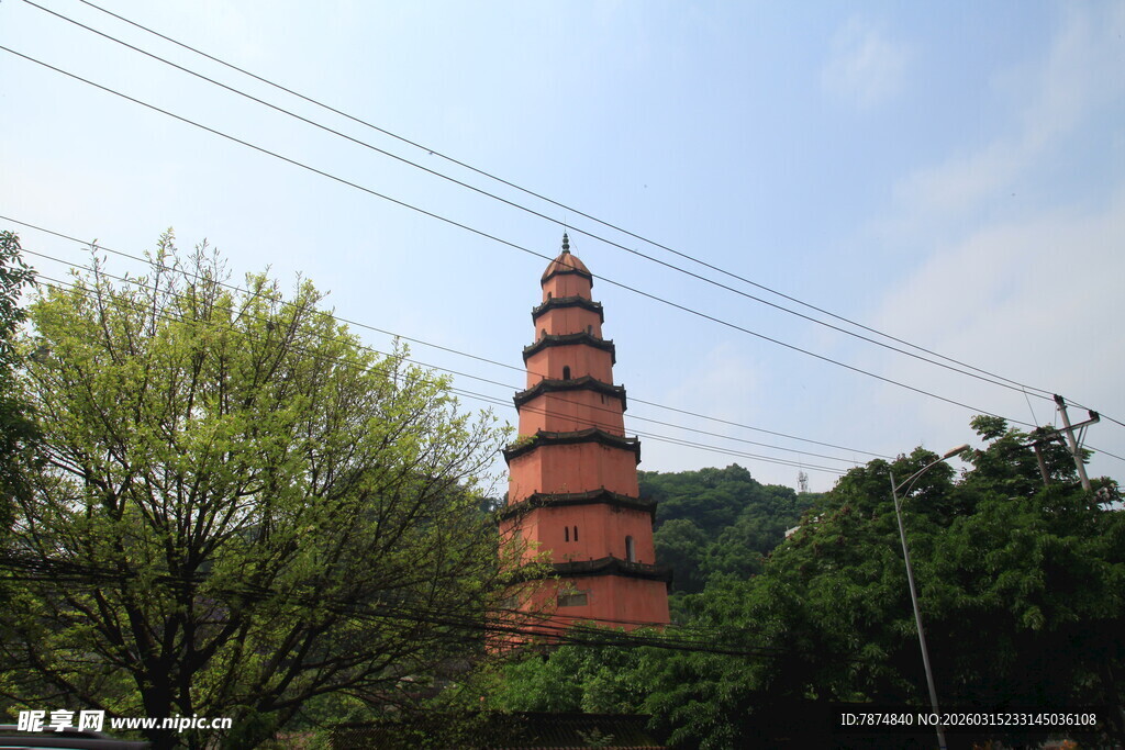 古朴宝塔立于绿树蓝天间