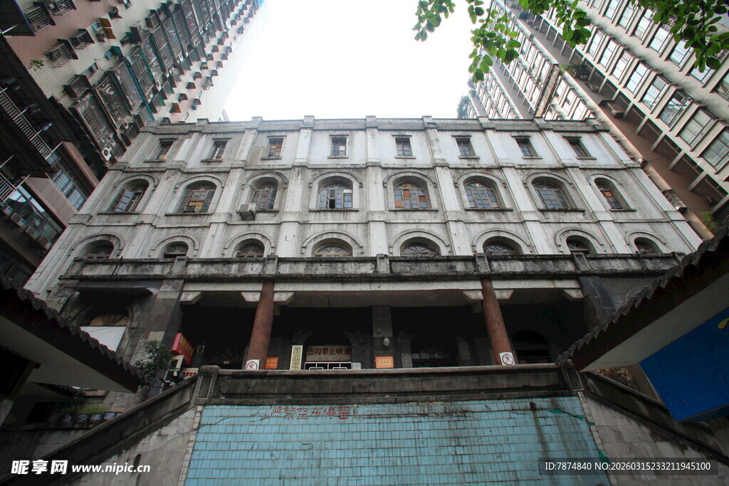 老旧楼宇间狭窄通道景象