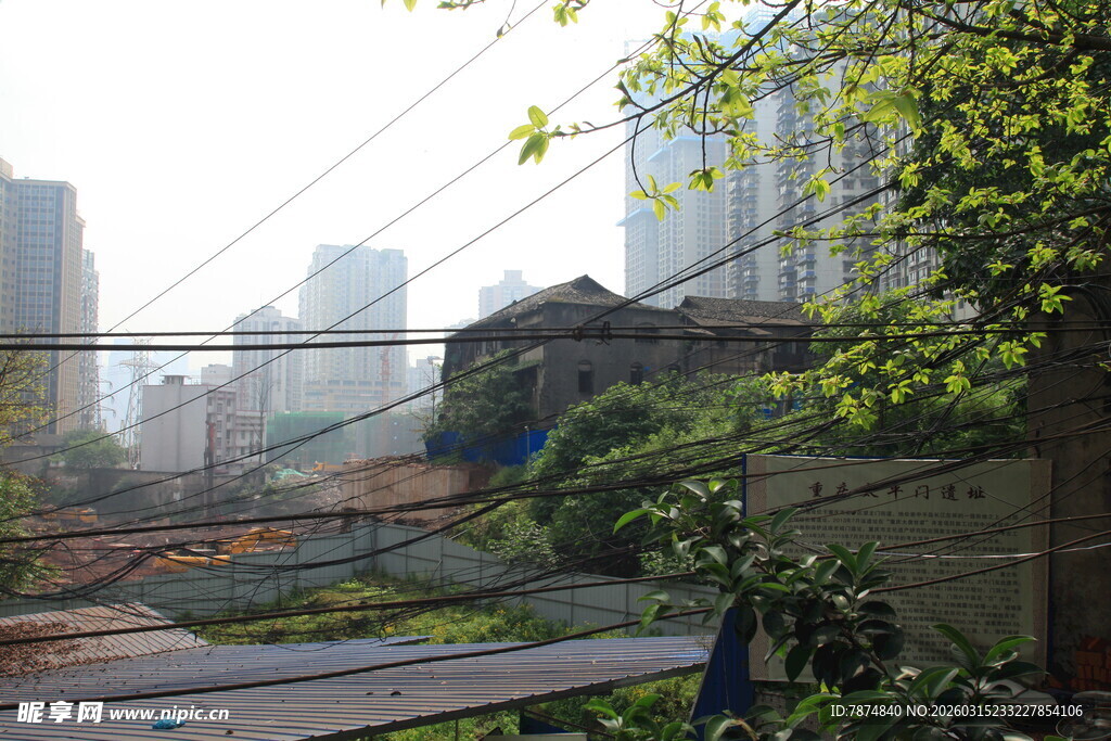 城市角落的废弃杂乱场景