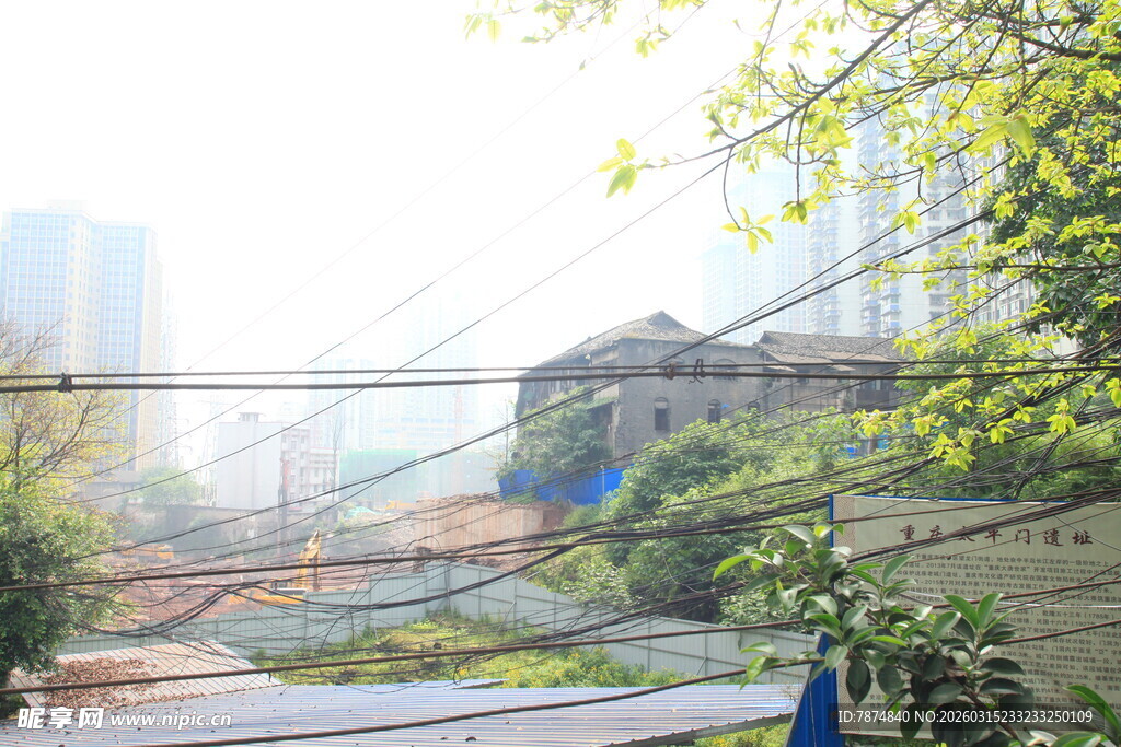 老旧城区杂乱的空中线缆