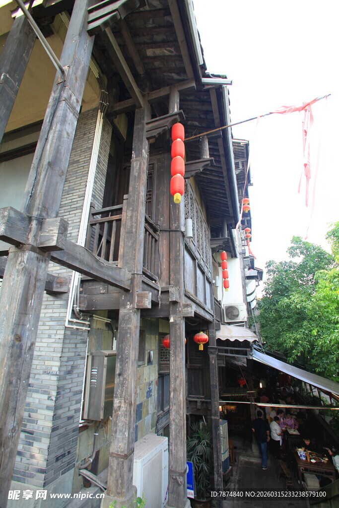 古朴吊脚楼街道景致