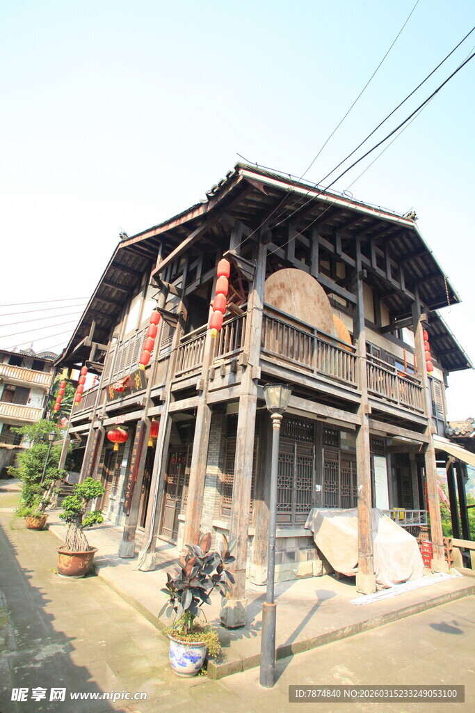 传统木质两层民居建筑