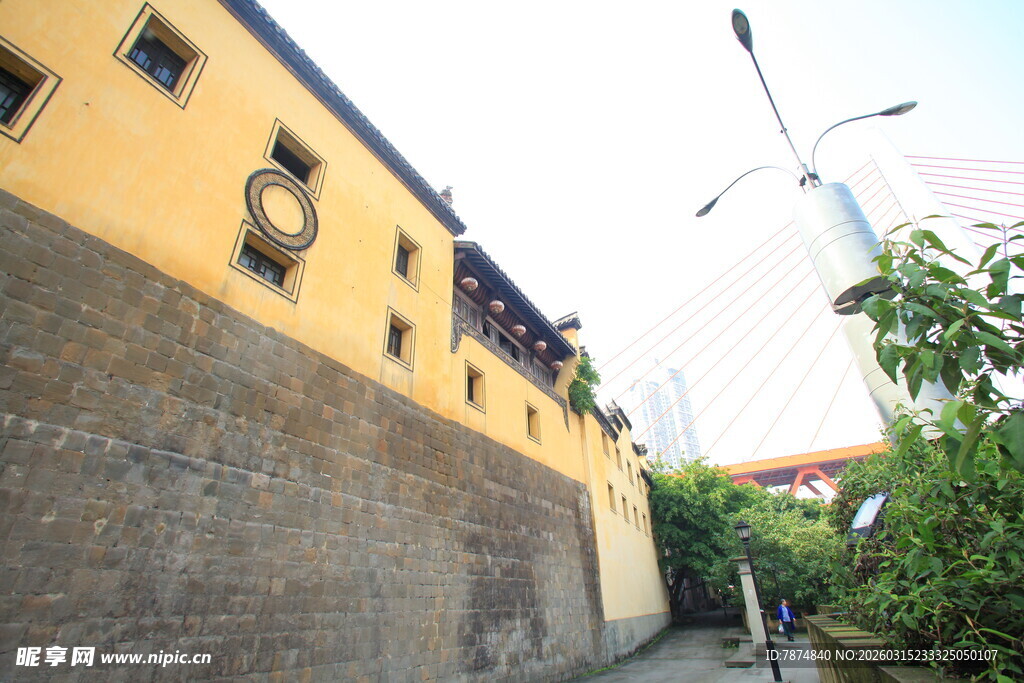 黄墙石基的街边景致