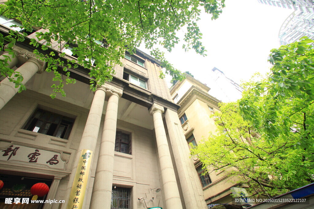 古朴建筑掩映于绿树间