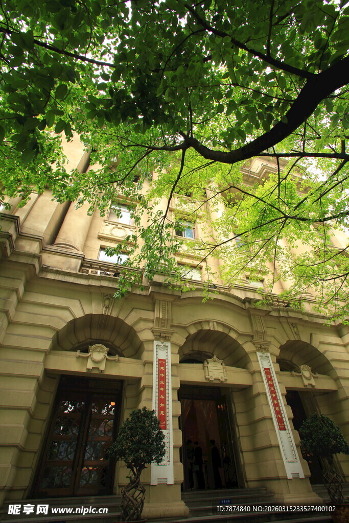 古典建筑门前绿树成荫