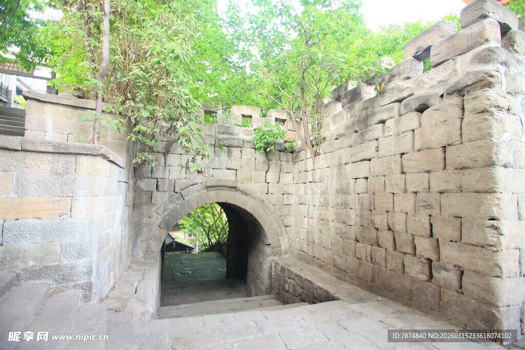 古老石砌隧道入口景观