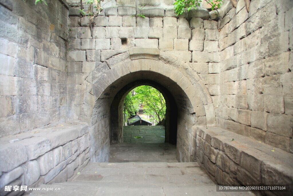 古老石砌隧道入口