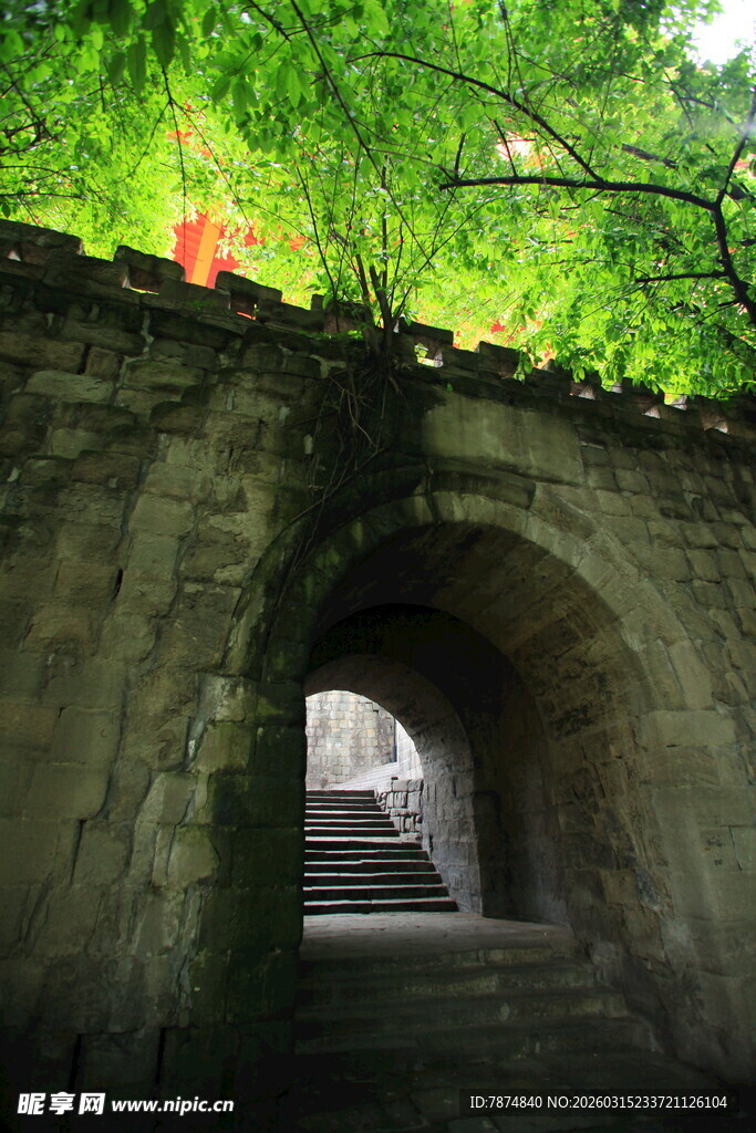 古石拱门 绿意环绕之景